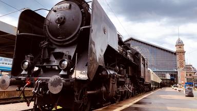 historischer Dampfzug am Nyugati-Bahnhof (Westbahnhof) in Budapest.
