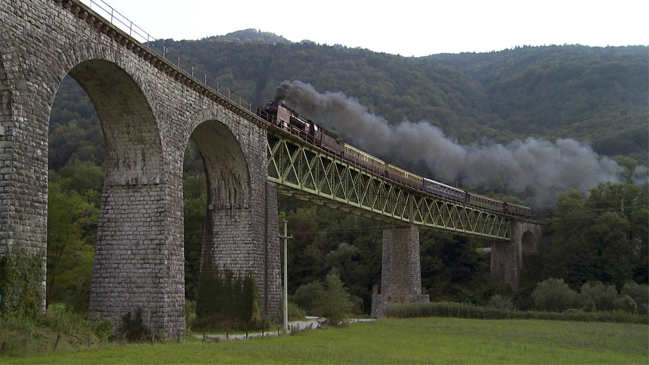 Museumszug fährt über Viadukt der Wocheiner Bahn