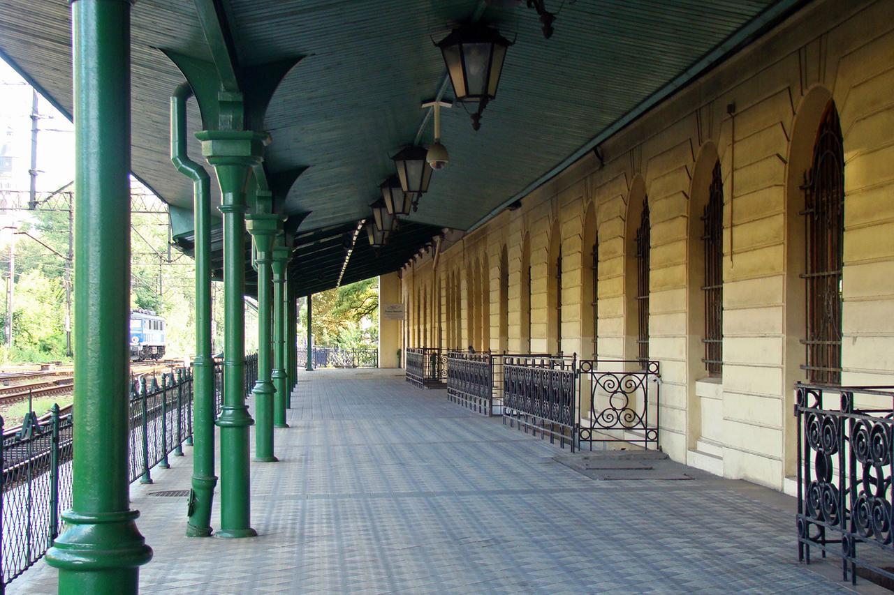 Der Bahnsteig in Krakau - die Zeit scheint stehen geblieben zu sein 