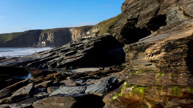 Blick auf die Felsenküste vor blauem Himmel
