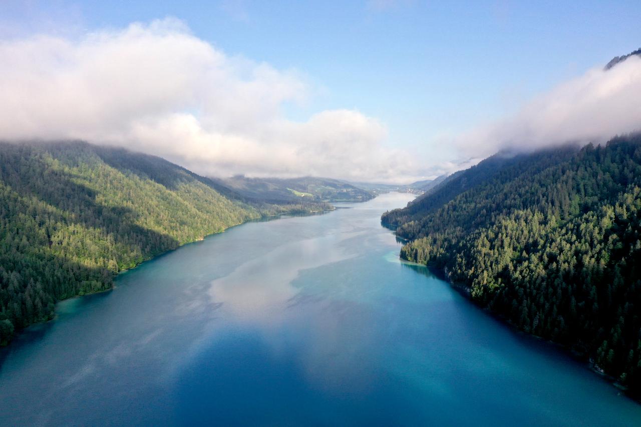 Langgestreckter See vom Berg aus gesehen