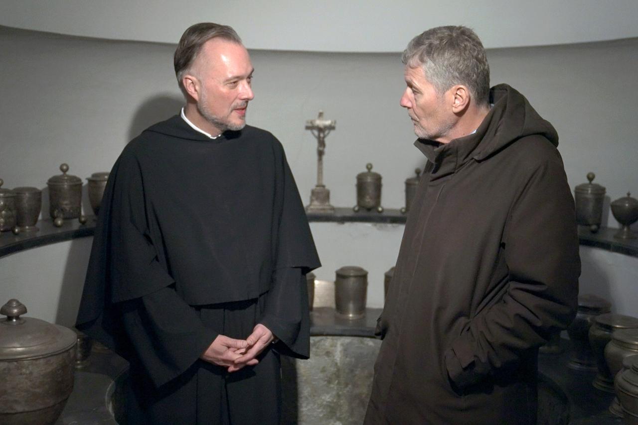 Pater Nikolaus Schachtner und Karl Hohenlohe. Pater Nikolaus führt Moderator Karl Hohenlohe durch weitere Teile der Augustinerkirche, wie die Georgskapelle, Loretokapelle und die Herzgruft.