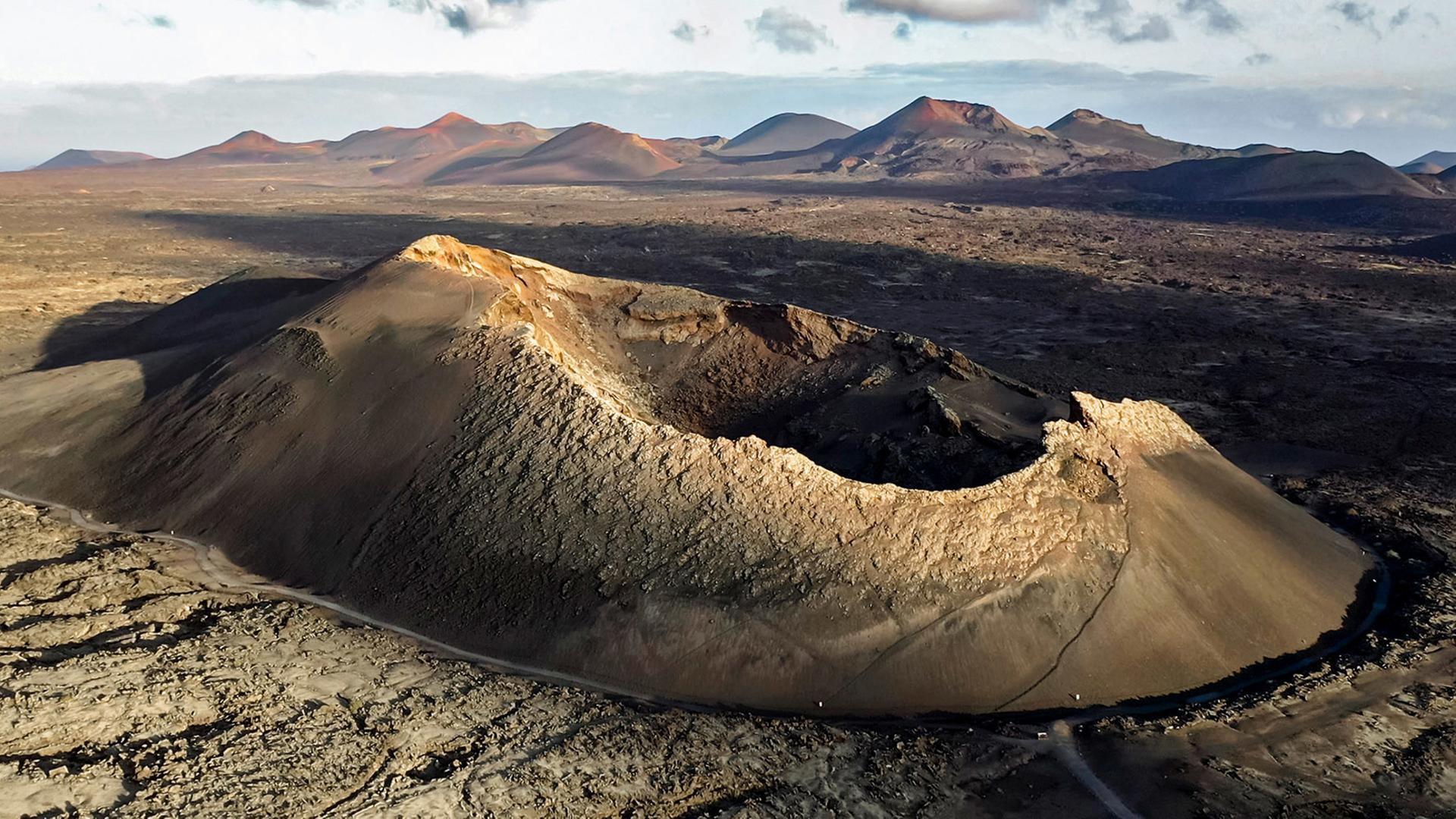 Blick von oben auf einen Krater mit einem Rand aus Erde
