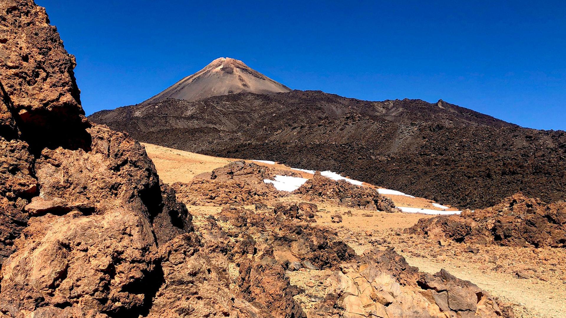 Karge Vulkanlandschaft vor blauem Himmel