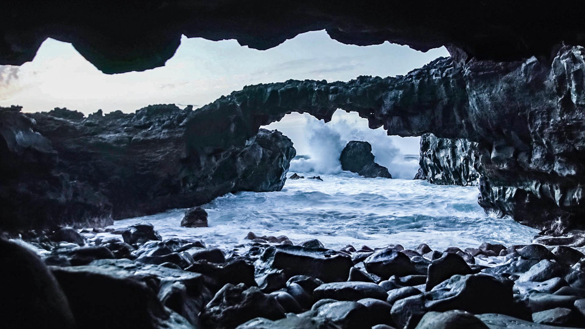 Steinformationen an einer Meeresbucht