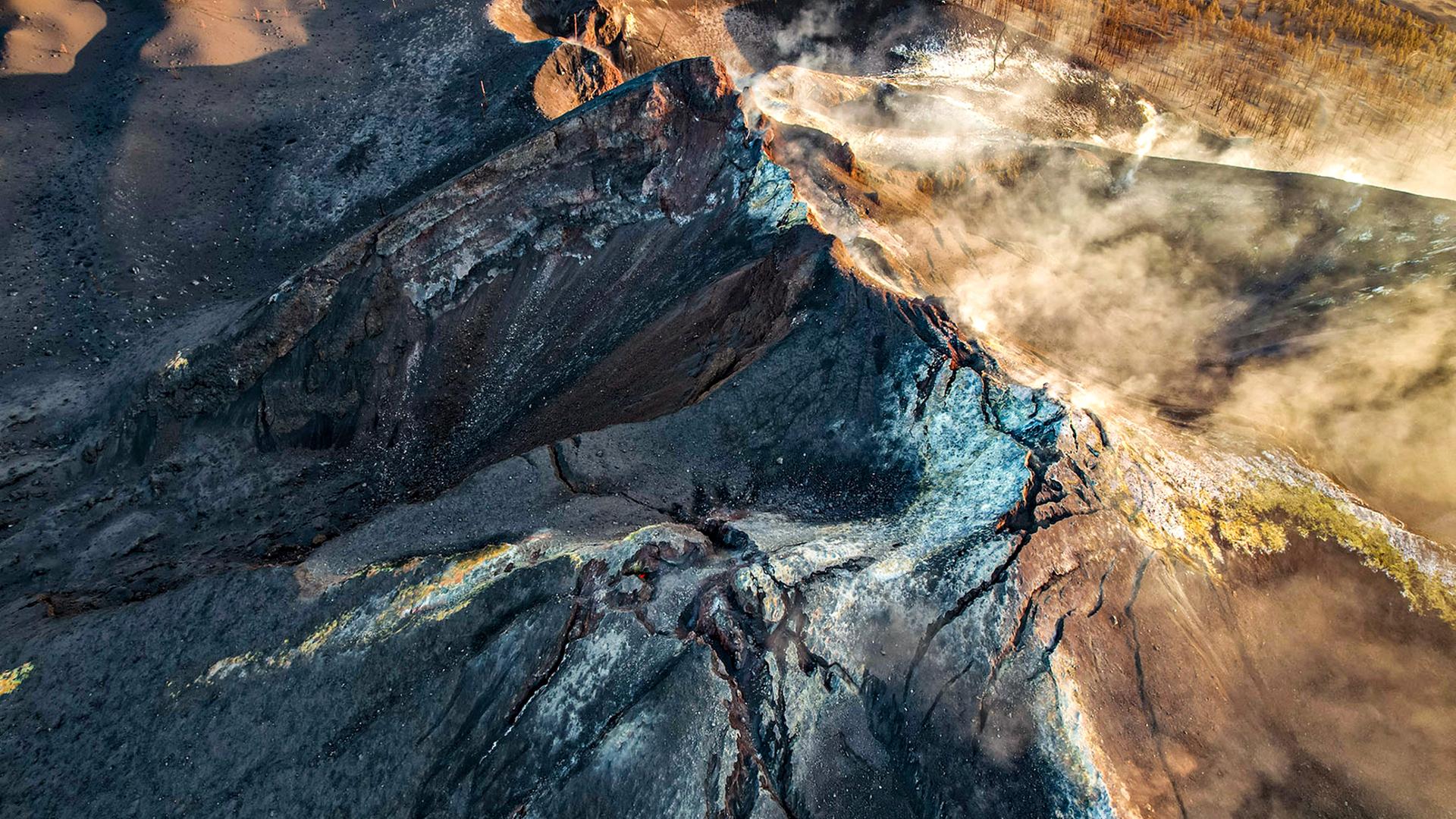Karge Berglandschaft mit Krater aus der Luft gesehen