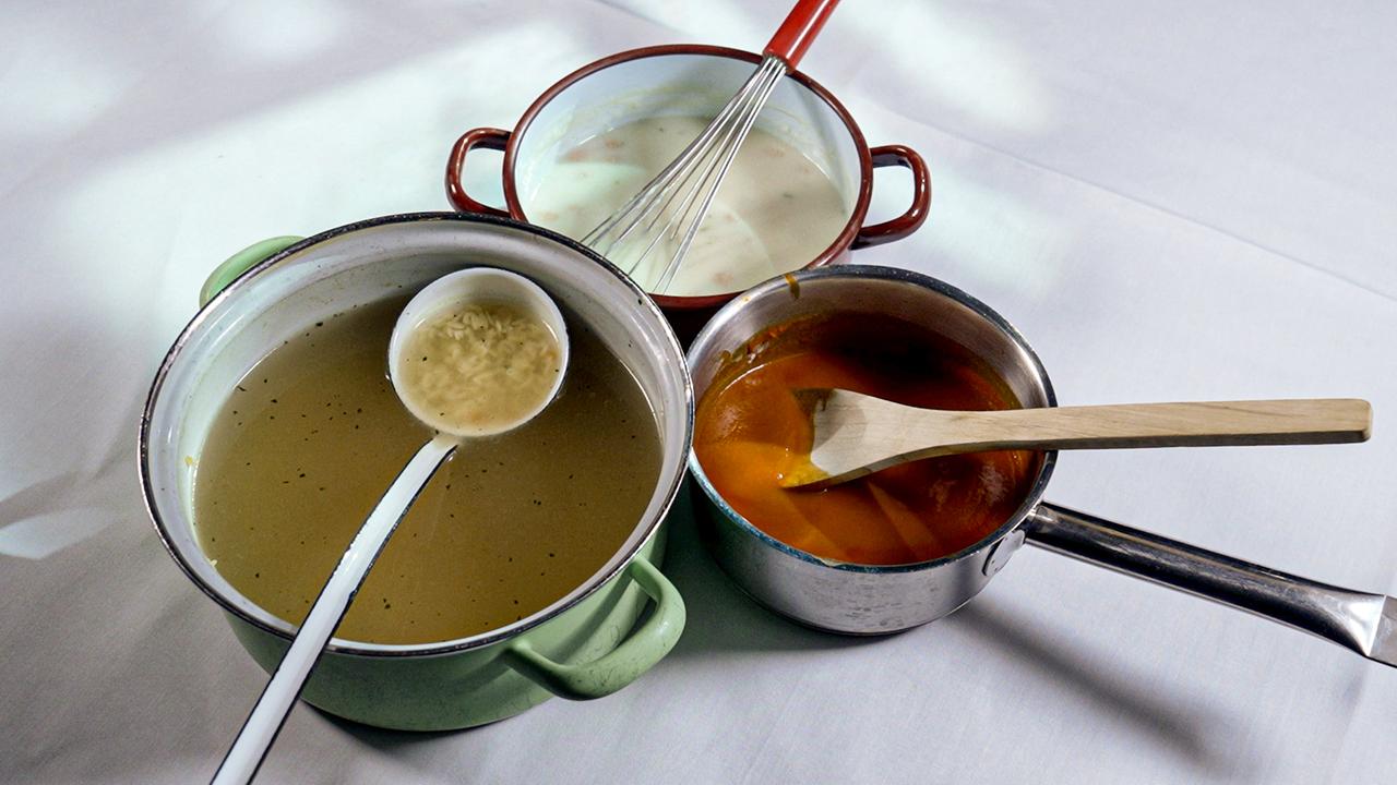 Aufsicht auf drei verschiedene Töpfe mit Suppen gefüllt