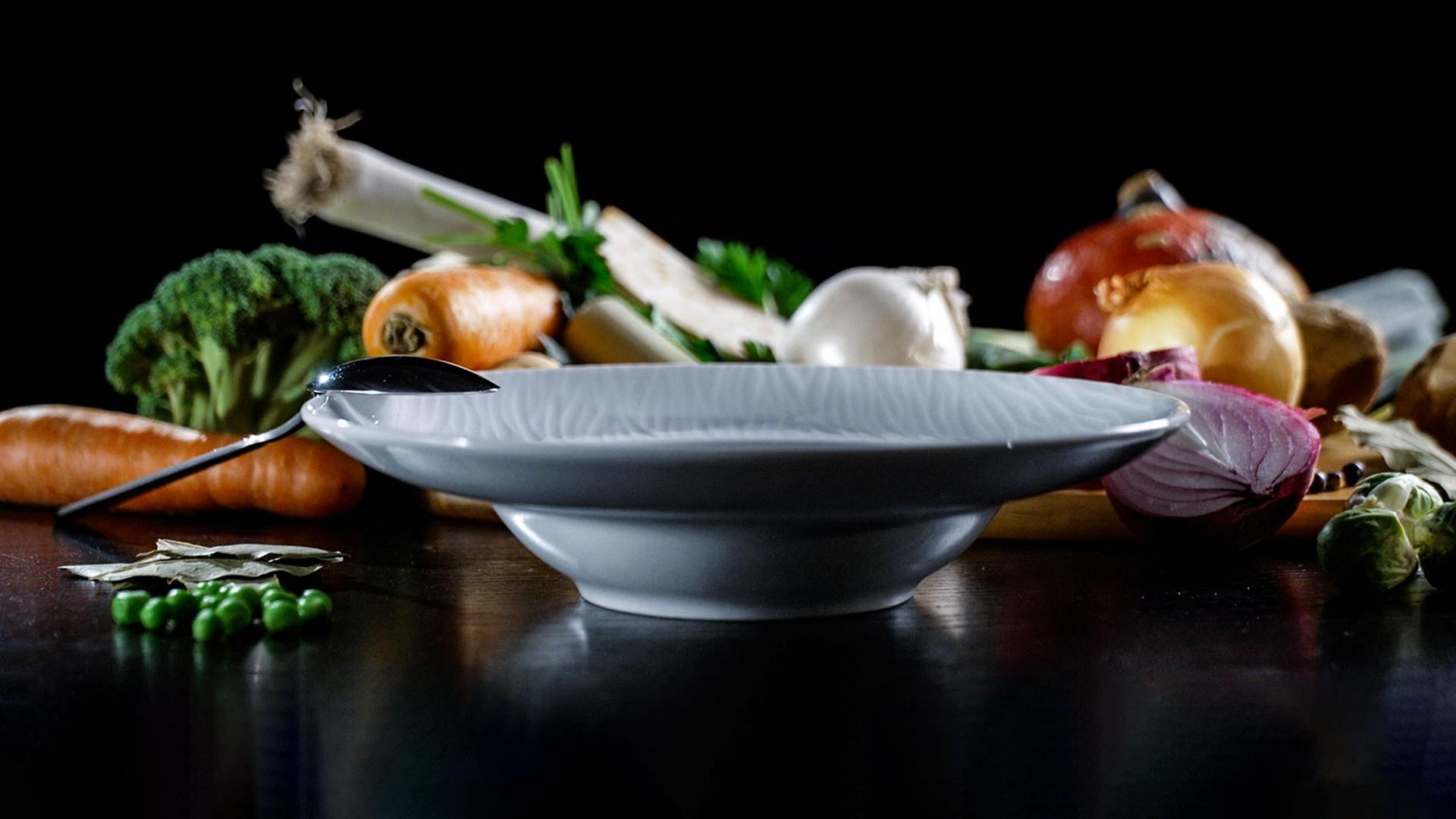 Suppenteller umrandet von Drapiertem Gemüse