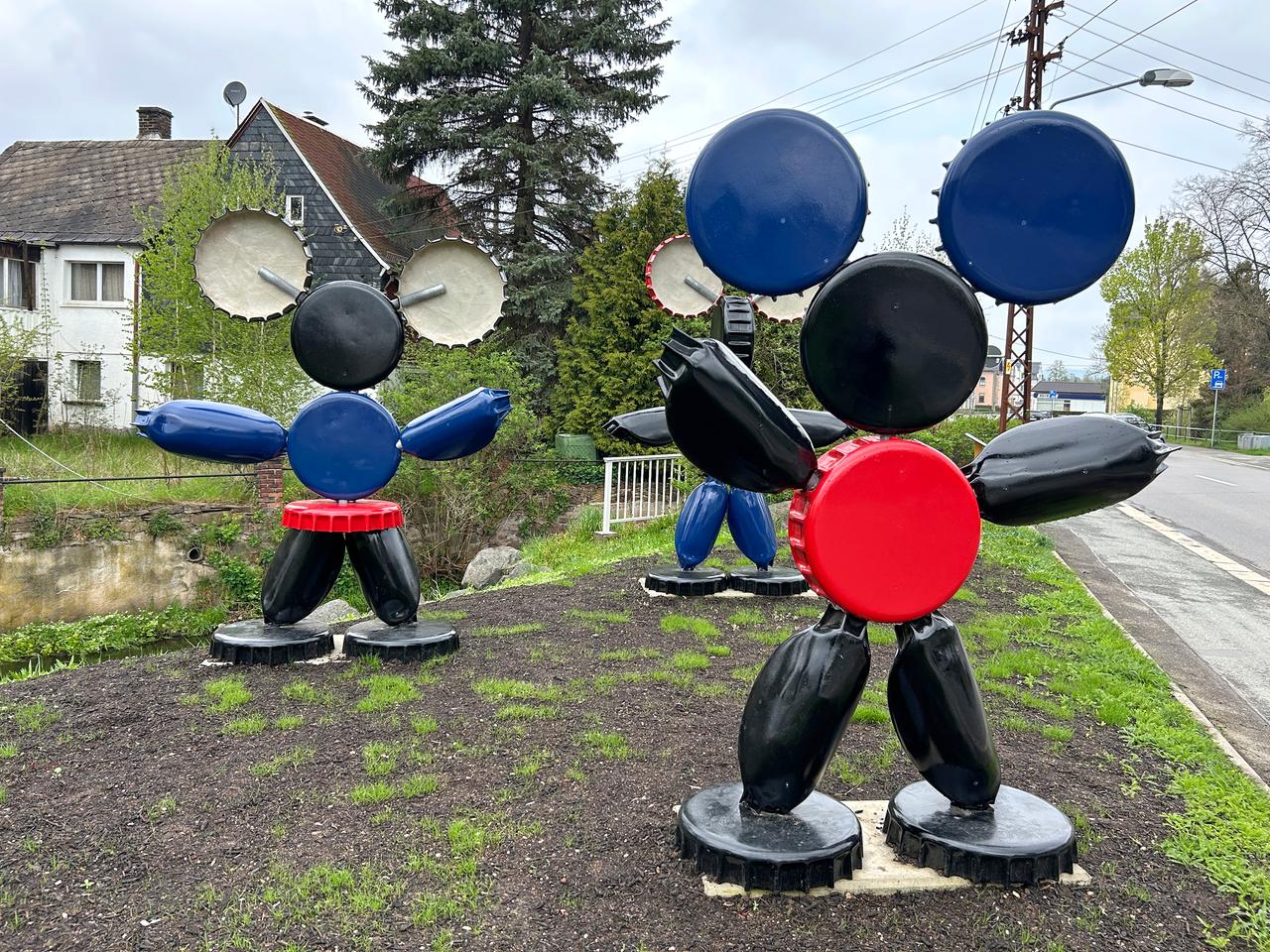 Drei übergroße Micky Mäuse aus bunten Kronkorken