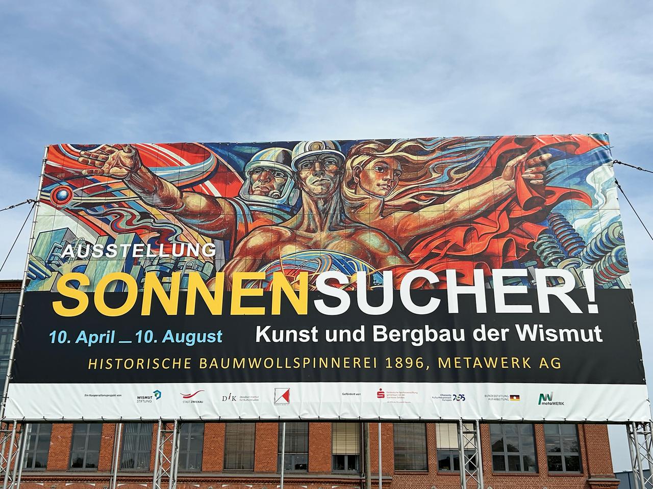 Plakat der Ausstellung „Sonnensucher – Kunst und Bergbau der Wismut“