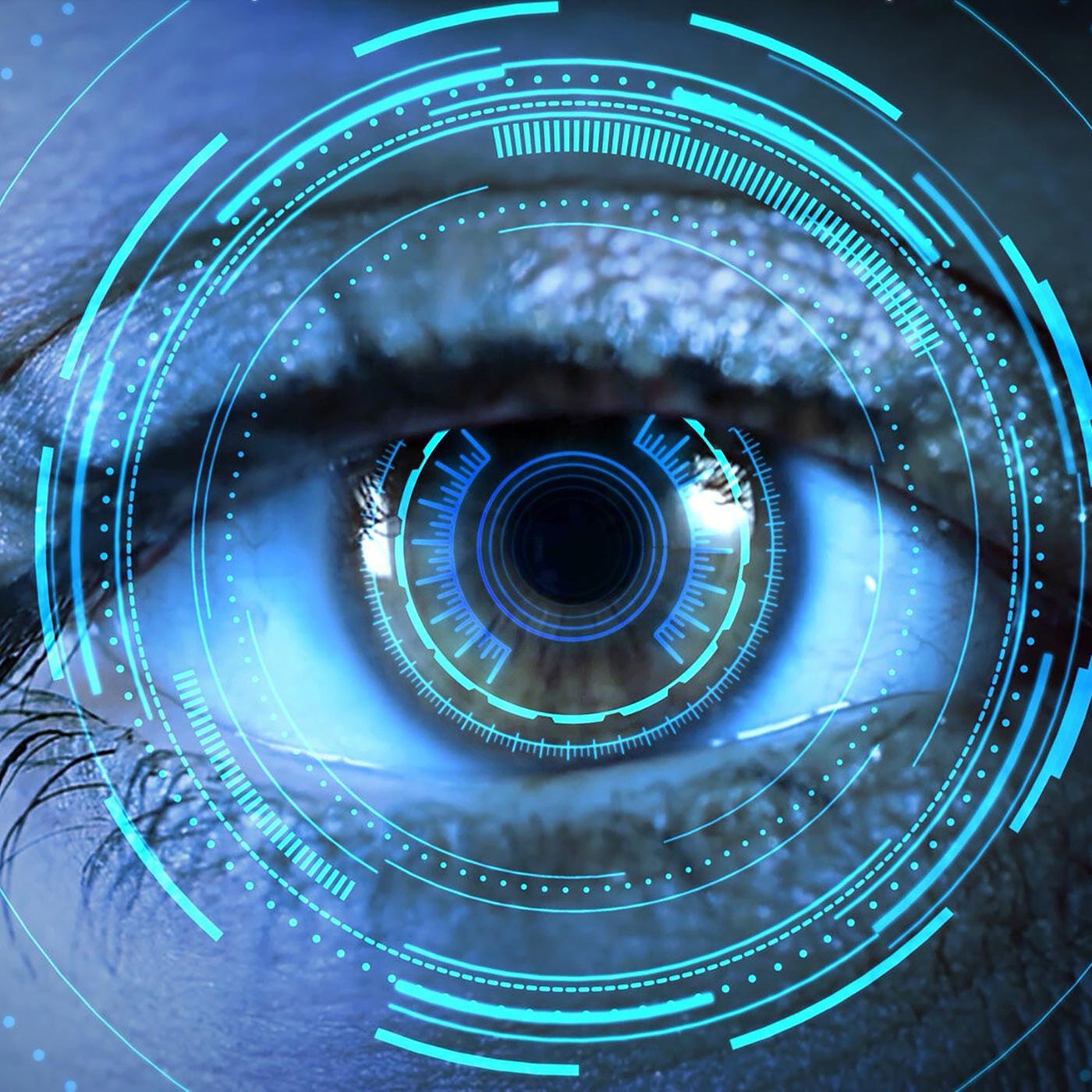 Das Bild zeigt eine extreme Nahaufnahme eines menschlichen Auges. Das Auge ist klar und detailliert zu erkennen, mit einer bemerkenswerten Iris und gut sichtbaren Wimpern. Um das Auge herum sind digitale, abstrakte Grafiken in Blau- und Grüntönen dargestellt, die kreisförmige Muster und Linien bilden, was den Eindruck von Technologie und digitalen Daten vermittelt. Der Hintergrund ist in einem dunklen Farbton gehalten, wodurch das Auge und die grafischen Elemente hervorstechen. Es vermittelt eine futuristische Atmosphäre und thematisiert den Einfluss von künstlicher Intelligenz.