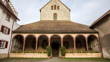 Man sieht den Bogengang eines Klosters.