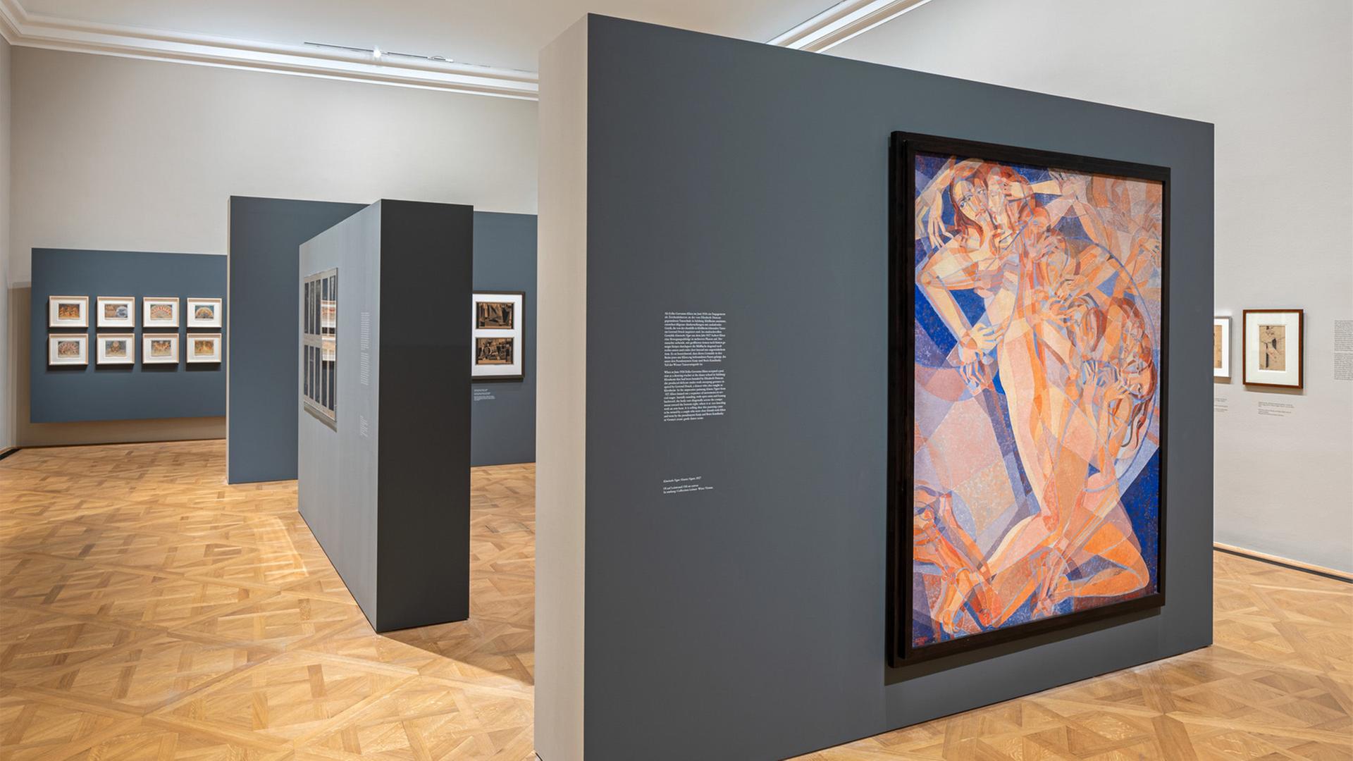 In einem Ausstellungsraum sind moderne Gemälde ausgestellt.