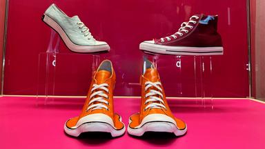 In einer Vitrine sind mehrere Sportschuhe ausgestellt.