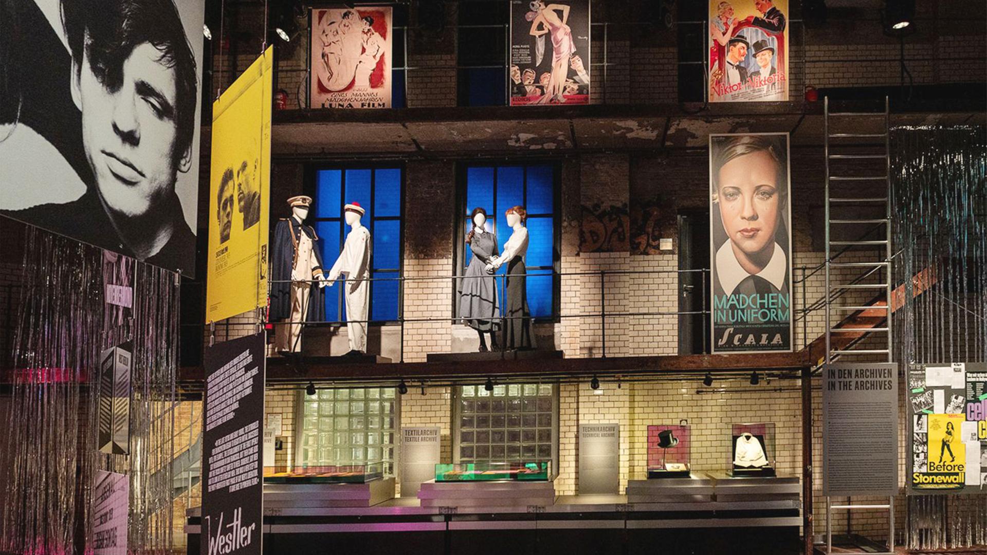 In einem Ausstellungsraum sieht man Filmplakate und Schaufensterpuppen mit Kostümen.
