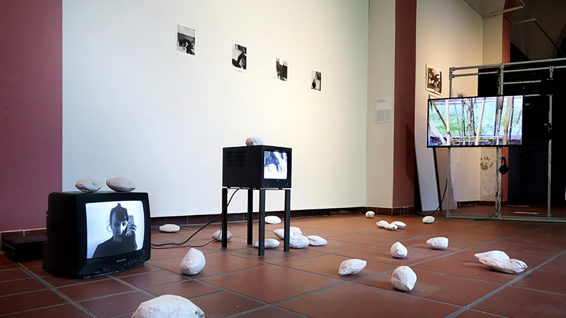 In einem Ausstellungsraum stehen Fernseher.