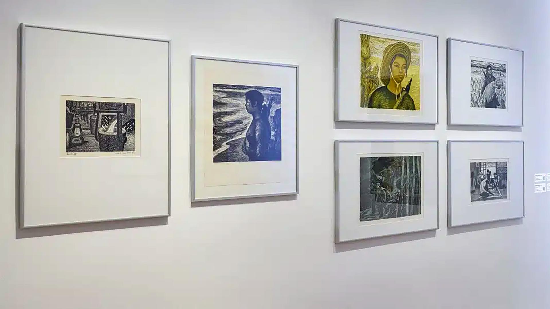 In einem Ausstellungsraum hängen kleinformatige Bilder an der Wand.