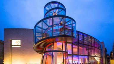  Die beleuchtete Ausstellungshalle des Deutschen Historischen Museums in Berlin am Abend.