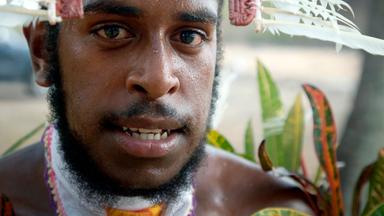 Nähe des Gesichts eines traditionellen Tänzers auf den Torres Strait Islands.