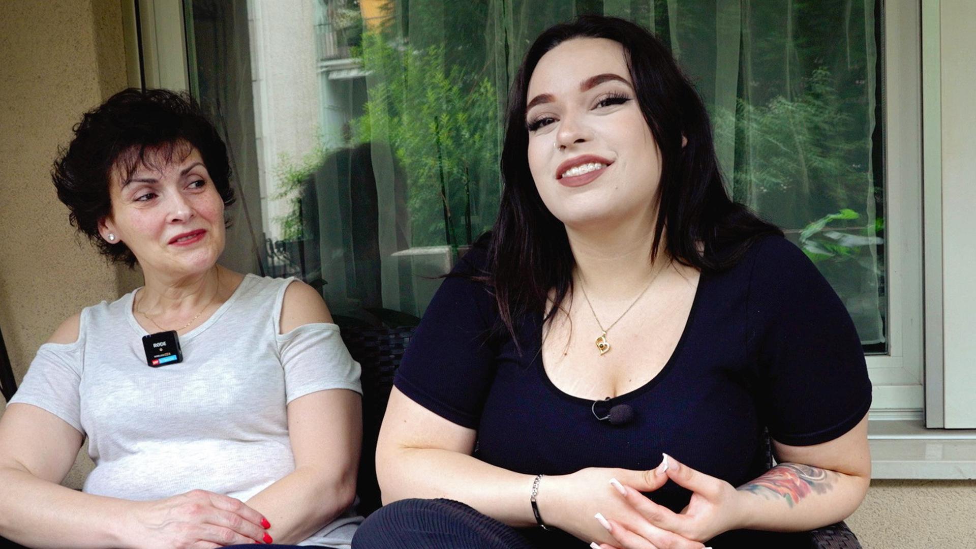 Mutter Isabelle Fernandes und Tochter Elodie sitzen auf dem Balkon