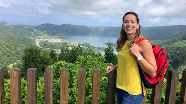 Frau vor Ausblick auf einen See