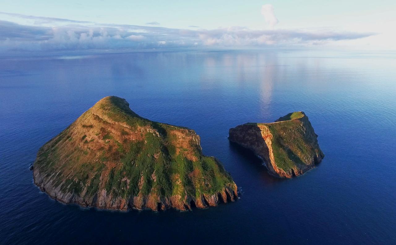 Vor der Küste von Sao Miguel zeugt ein langsam zerbröckelnder und wieder im Meer verschwindender Kraterkegel von der vulkanischen Tätigkeit am Reibepunkt zwischen amerikanischer und eurasisatischer Kontinentalplatte.