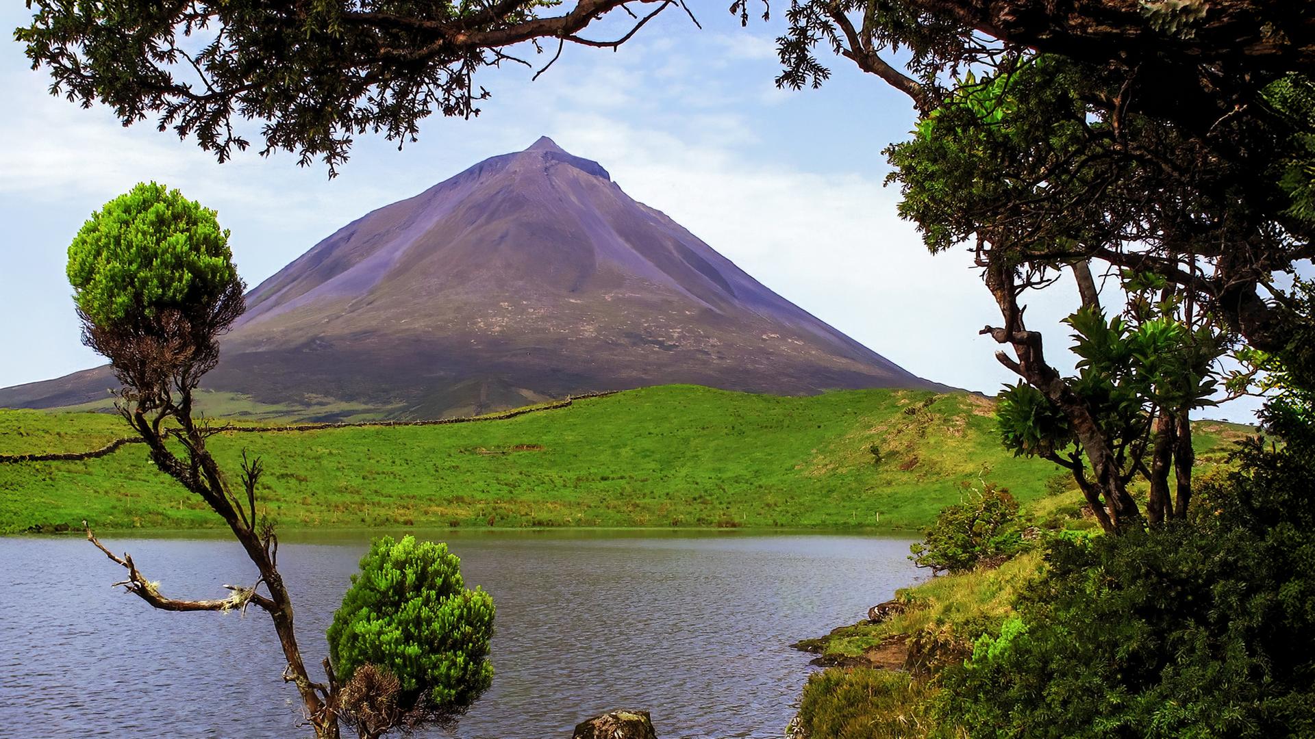  In der Caldera des Vulkans Pico auf ca. 2.100m Seehöhe findet sich eine geologische Station, um die seismische Tätigkeit auf der gleichnamigen vulkanischen Azoreninsel zu messen.