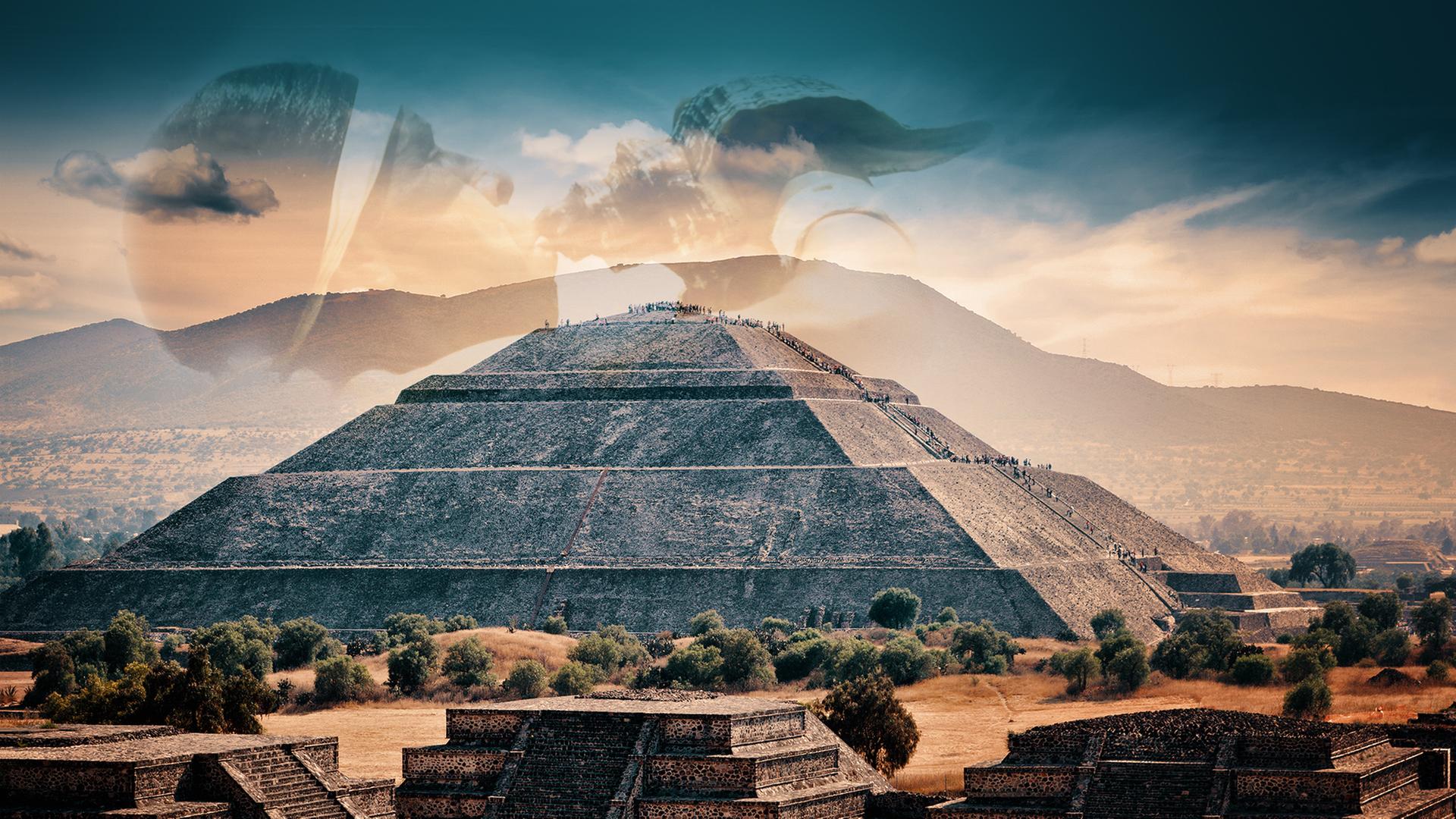 Computeranimation Pyramide im Gegenlicht. Im Hintergrund im Unscharfen das Gesicht eines Aztekenkriegers.