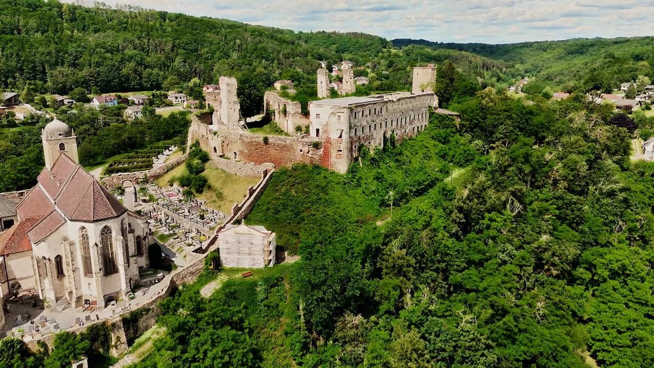 Gesamtansicht einer Burganlage 