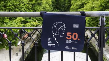 Eine Umhängetasche mit dem Ingeborg Bachmann Logo aufgedruckt.