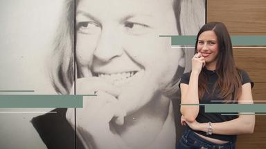 Salwa Houmsi vor einem Foto von Ingeborg Bachmann