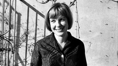 Ein SW Portrait der lächelnden Ingeborg Bachmann im Sonnenlicht