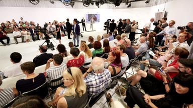 Zuschauer sitzen im Studio der Preisverleihung