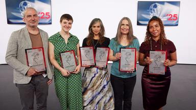 Ein Mann und vier Frauen stehen in einer Reihe und präsentieren ihre Bachmann-Wettbewerb-Zertifikate.