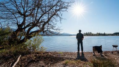 Schmidt Max am Ufer der Campinginsel Buchau im Staffelsee: Der perfekte Ort zum Grillen, Sonne genießen und Seele baumeln lassen.
