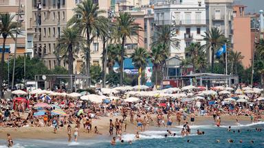 Badegäste am Stadtstrand von Barcelona 