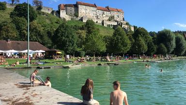 Badende am türkisblauen Wöhrsee.
