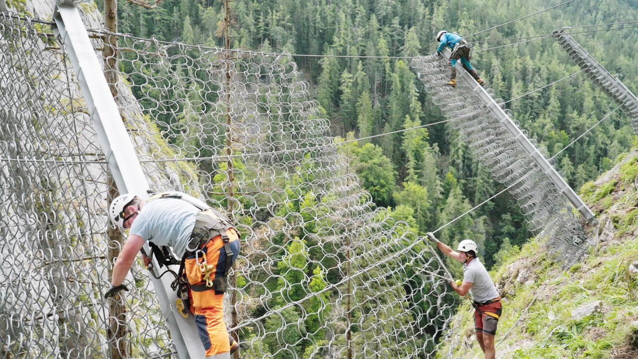 Neue Sicherheitsnetze in der Felswand der Bärenschützklamm