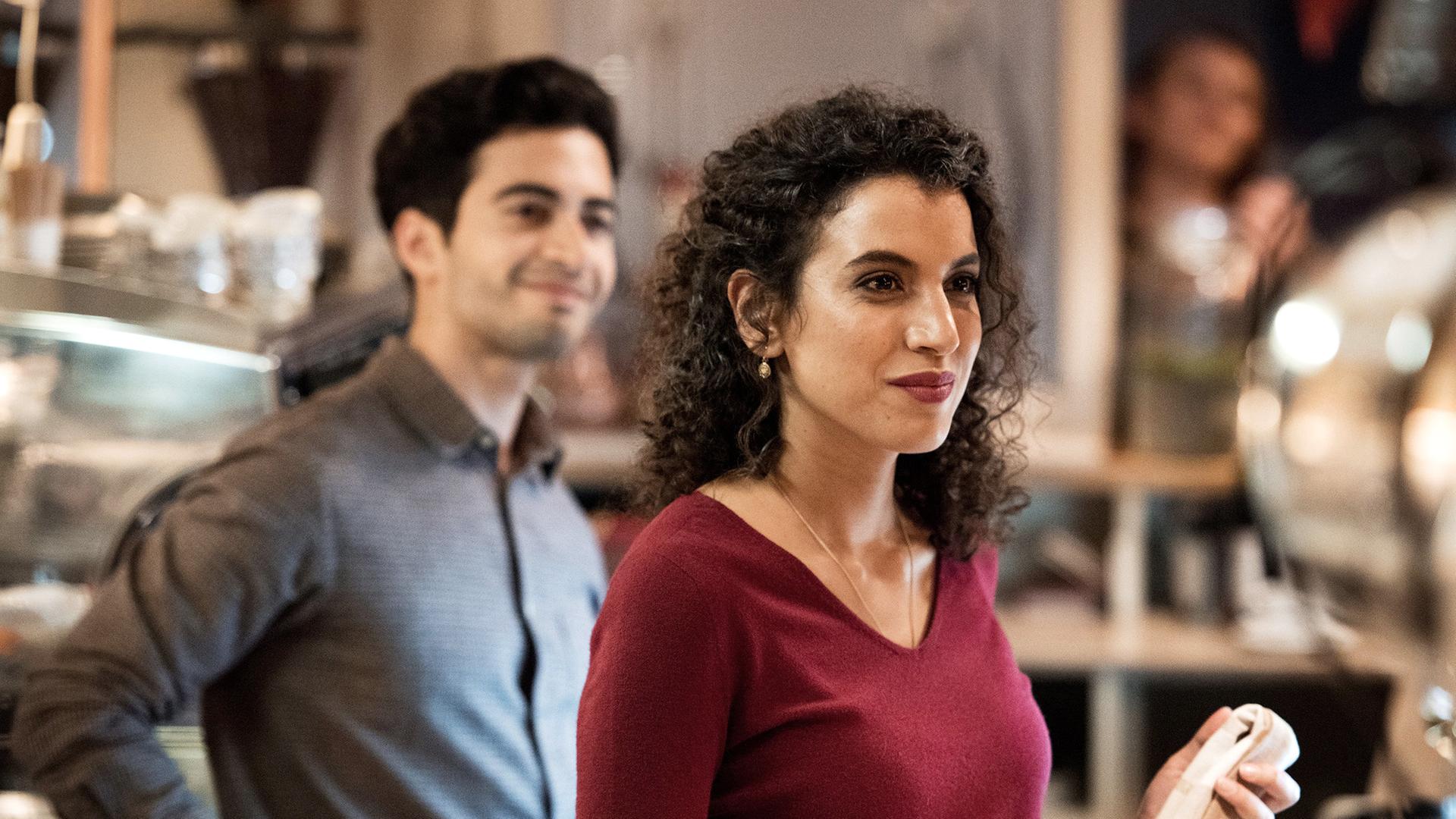 Baghdad in my Shadow_Finden im Café Abu Nawas eine zweite Heimat_Waseem Abbas als Muhanad, Zahraa Ghandour als Amal