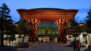 Ein beleuchtetes Bahnhofsgebäude.