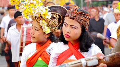 Gemeinsame Prozession von Hinduisten und Muslimen beim jährlichen Lingsar Festival. 