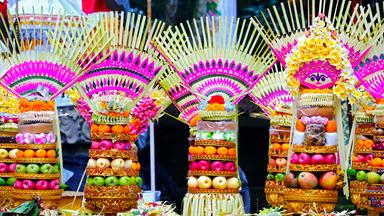 Rituelle Opfergaben für eine hinduistische Zeremonie im Sangeh Tempel auf Bali. 