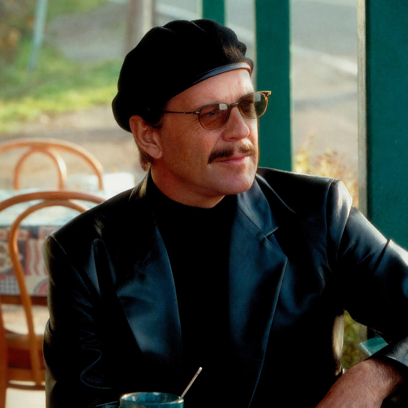 Zwei Männer an einem Tisch.