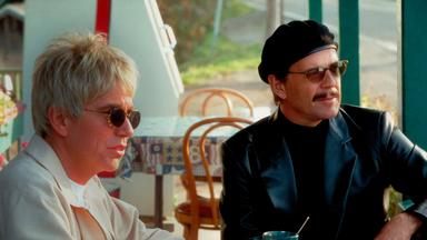 Zwei Männer an einem Tisch.