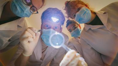 Sebastian Winkler als Arzt bei einer Zeckenentfernung.