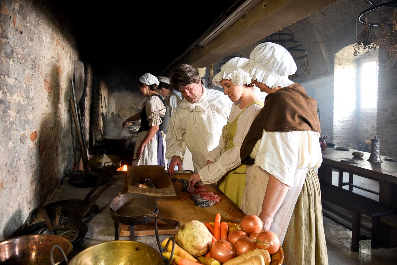 Das Gesinde bereitet in der Barockküche eine Fischsuppe für die Herrschaften vor