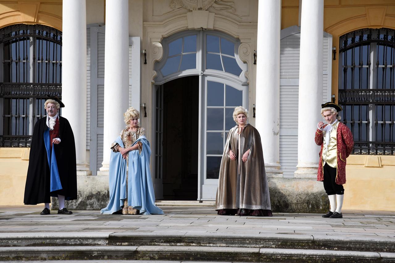 Die Herrschaften vor Schloss Hof.