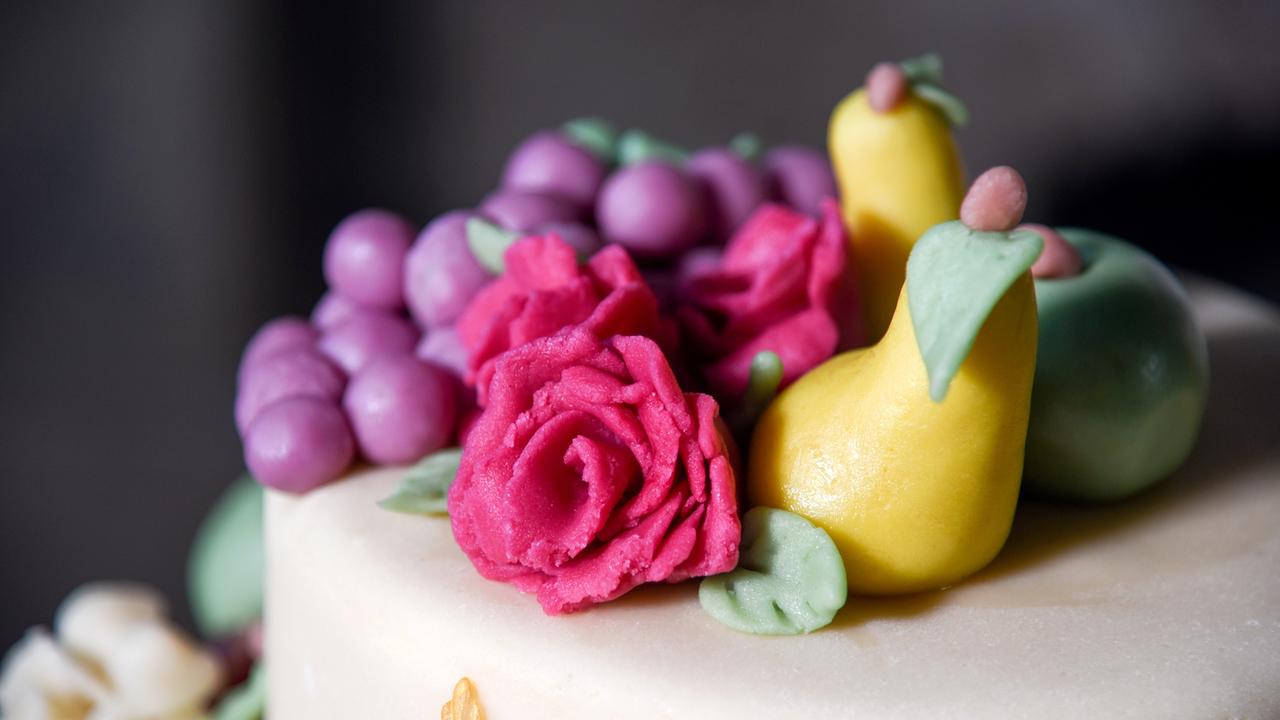 Marzipandekoration der Festtagstorte, von Hand gefertigt