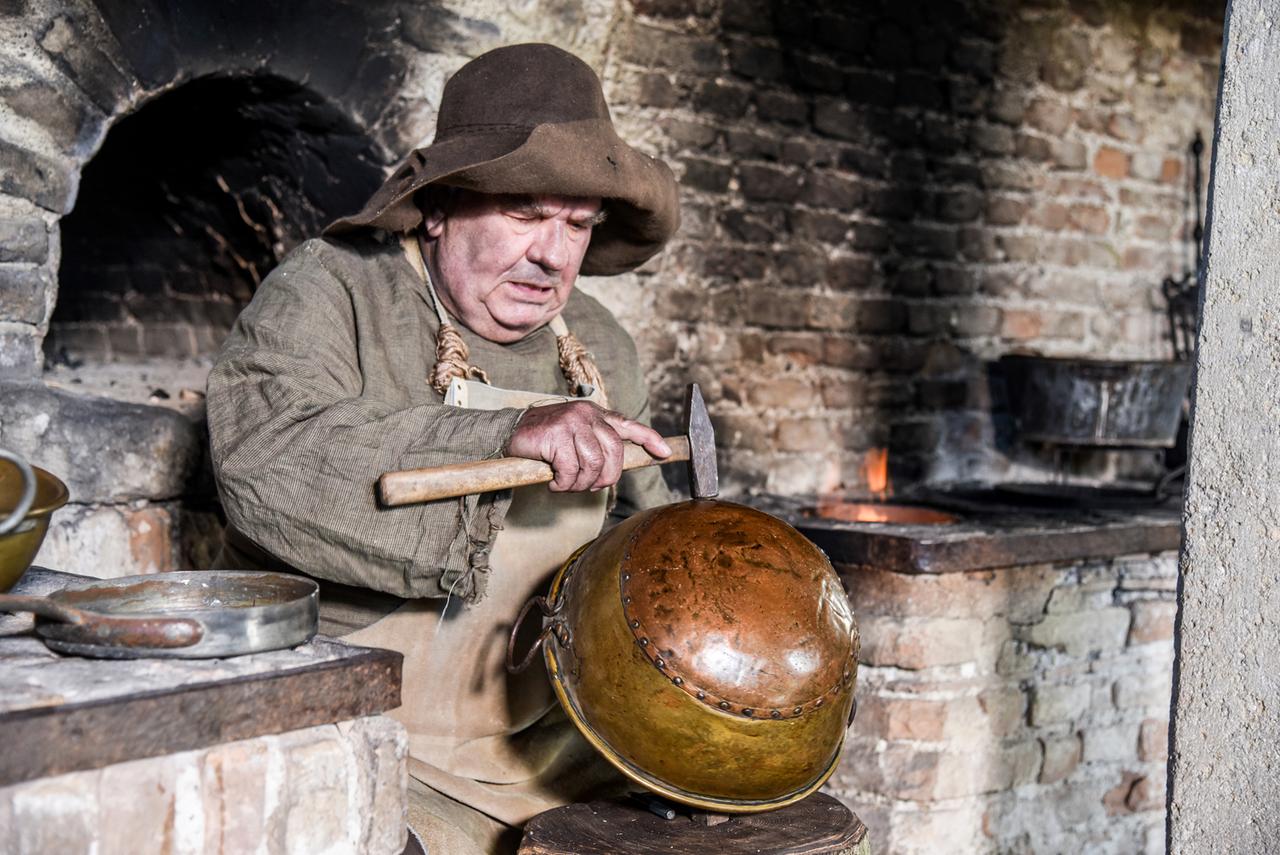 Der Kesselflicker dabei die teuren Töpfe der Adelsfamilie zu reparieren.
