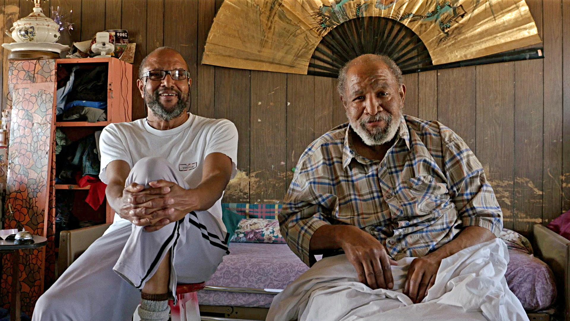 Abraham und Robert Jackson in Nahaufnahme innen
